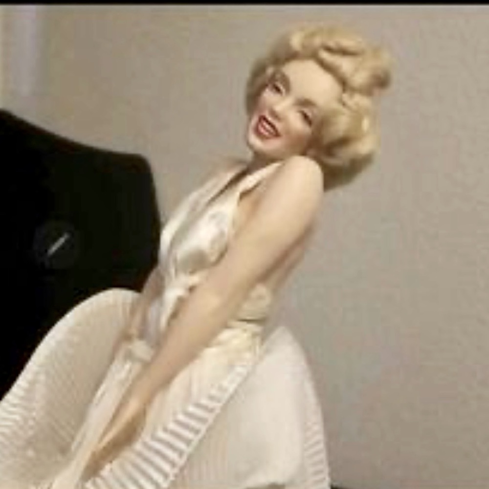 Collectable Franklin Heirloom Marylin Monroe porcelain doll